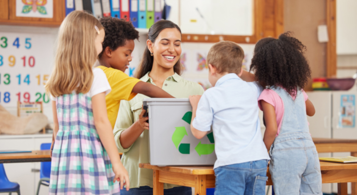 Niños con profesora aprendiendo a reciclar